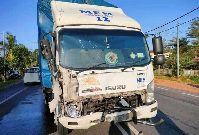 Empat kenderaan terlibat dalam kemalangan ini termasuk lori Scania.- Foto Sinar Harian