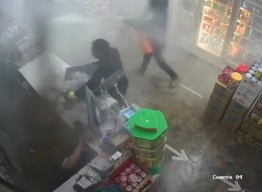 Pekerja terbabit juga cuba menghalang suspek daripada merampas mesin tunai di atas kaunter namun gagal. - Foto PDRM