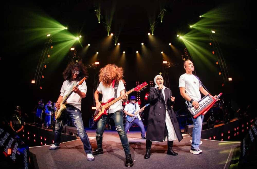 Ella berjaya membawa semula memori sebahagian besar penonton ke era rock tahun 90-an. - Foto Sinar Harian