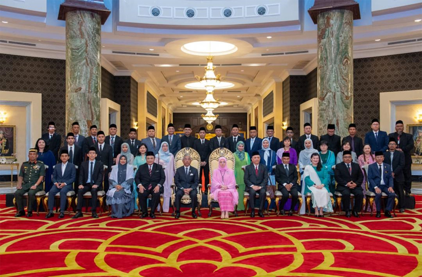 Yang di-Pertuan Agong, Al-Sultan Abdullah Ri'ayatuddin Al-Mustafa Billah Shah dan Raja Permaisuri Agong, Tunku Azizah Aminah Maimunah Iskandariah bergambar kenangan dengan pengamal media. – Gambar Istana Negara