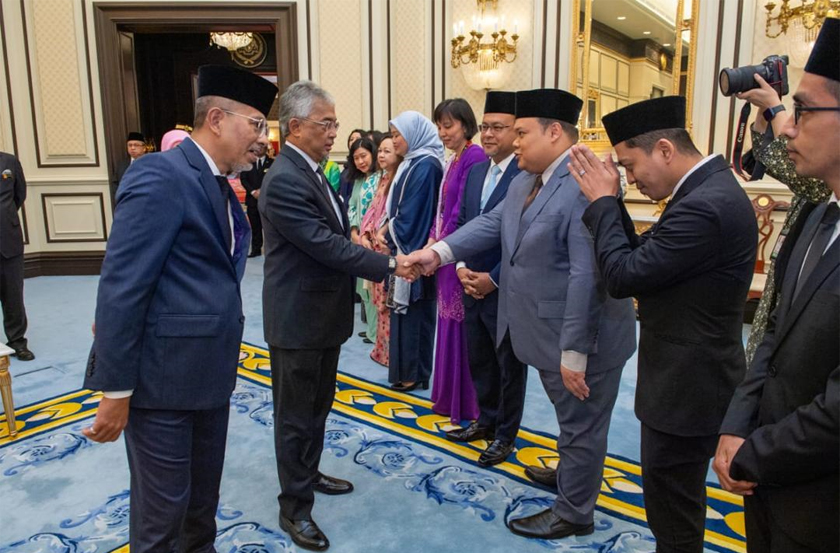 Al-Sultan Abdullah Ri'ayatuddin Al-Mustafa Billah Shah berjabat tangan dengan Editor Astro AWANI, Harits Asyraf Hasnan sebelum sesi wawancara bersama baginda di Istana Negara baru-baru ini. – Gambar Istana Negara