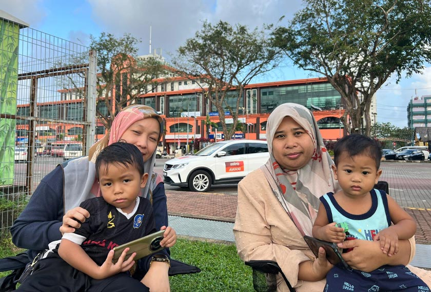 Nor Wahidatushawal Aziz (kanan) teruja menyambut keberangkatan balik Al-Sultan Abdullah.