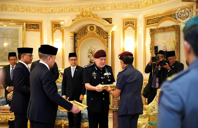 Sultan Ibrahim mempersembahkan kepada Sultan Hassanal Bolkiah warkah persilaan sempena Istiadat Pertabalan Seri Paduka Baginda sebagai Yang di-Pertuan Agong ke-17 pada 20 Julai ini. - Foto Facebook Sultan Ibrahim