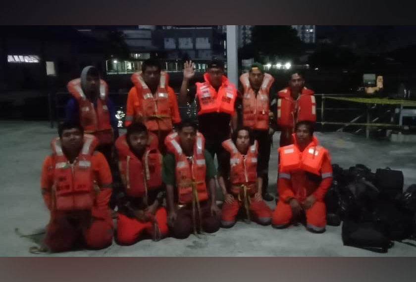 Sepuluh kru kapal kontena MV KUMJIN terselamat selepas kapal berkenaan karam. - Maritim Malaysia