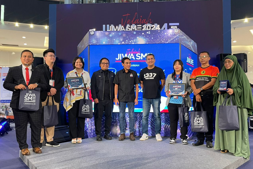 Naib Presiden Unifi Business, Mohamad Yusman Ammeran bersama Ketua Pengarang Astro AWANI, Ashwad Ismail (Tengah) bergambar bersama enam peserta Pentas Jual yang terdiri daripada wakil Baterikereta.com, WAHDAH, Yumny Food, BlueDuck, OTSATE, dan Pakar HR. - Astro AWANI