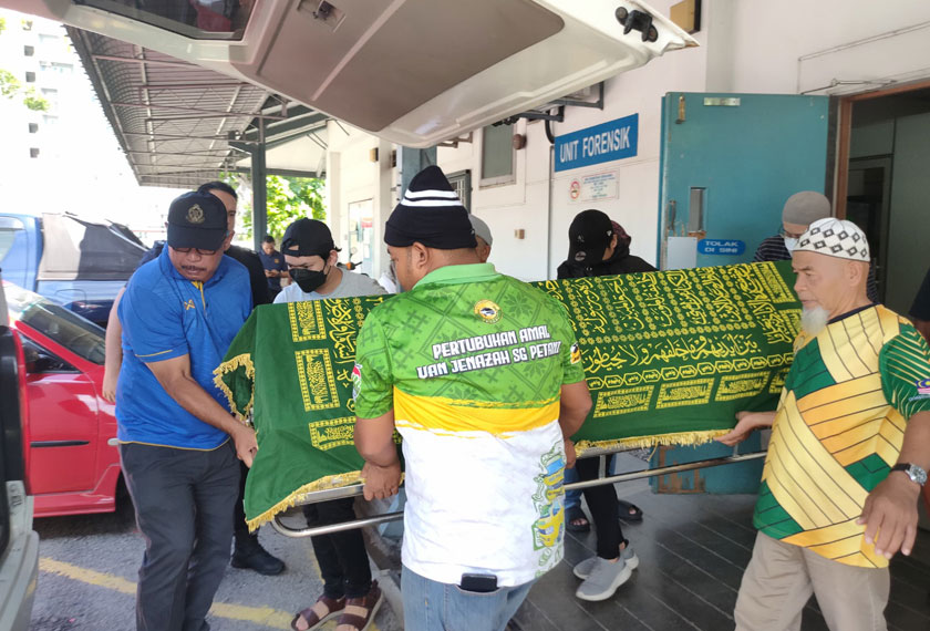 Jenazah kedua- dua mangsa sudah dituntut ahli keluarga kira-kira jam 2 petang tadi. - Foto Astro AWANI