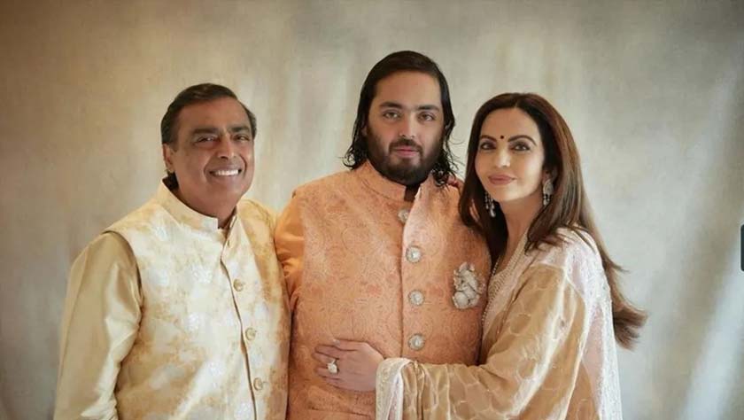 Anant (tengah) merupakan anak bongsu kepada pasangan Mukesh dan Neeta Ambani. - Gambar REUTERS