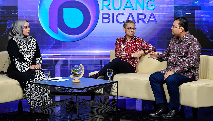 Fahmi (tengah) dan Azuan Effendy (kanan) diwawancara dalam program Ruang Bicara bertajuk 'Istiadat Pertabalan Payung Mahkota, Daulat Bertakhta' terbitan Bernama TV malam tadi. - Gambar Bernama