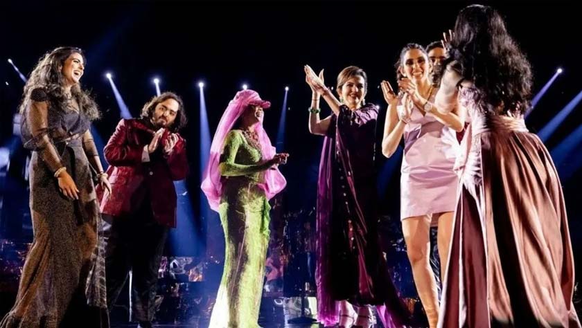 Penyanyi Rihanna turut diundang mengadakan persembahan dan difahamkan menerima bayaran AS$7 juta (RM32.8 juta). - Gambar REUTERS