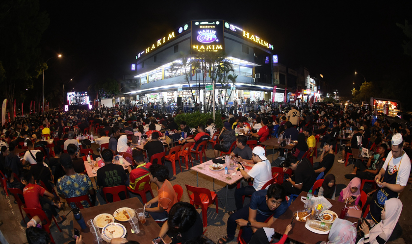 Restoran Hakim antara tempat tumpuan pengunjung dari sekitar Seksyen 7 Shah Alam untuk menyaksikan siaran langsung perlawanan bola sepak sejak dulu.