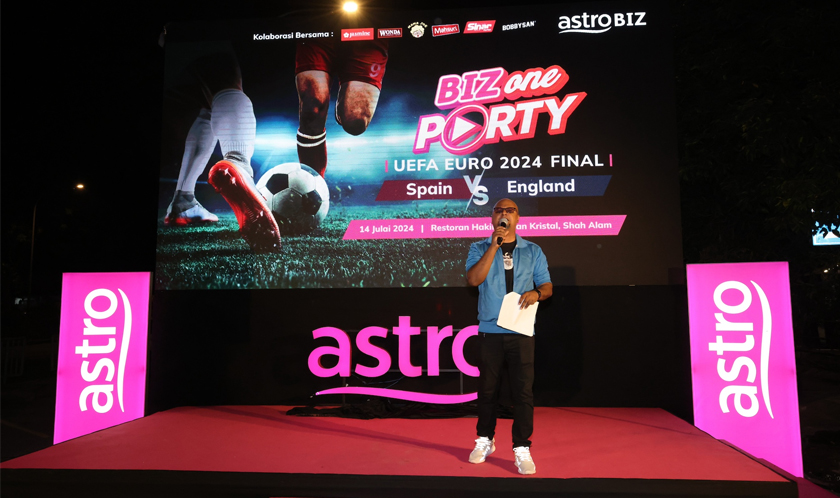 Sashi C. Loco mengendalikan acara cabutan bertuah sebelum, semasa separuh masa pertama dan seusai perlawanan.