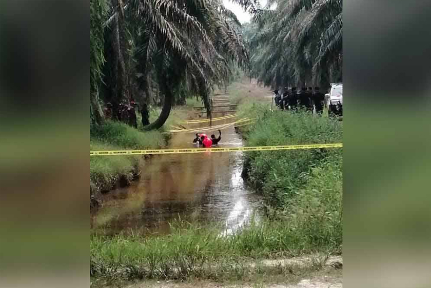 Telefon bimbit dipercayai milik mangsa ditemui dalam parit berhampiran lokasi mayat Nur Farah Kartini ditemukan. - Sinar Harian