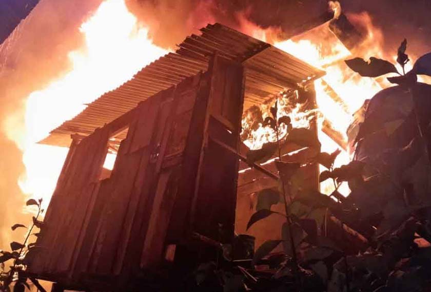 Keadaan rumah terbakar di Kampung Hidayat, Batu 4, Jalan Apas, Tawau awal pagi Rabu. - Sinar Harian