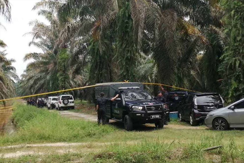 Keadaan di lokasi pencarian bahan bukti kes pembunuhan Nur Farah Karitini pada Rabu. - Sinar Harian