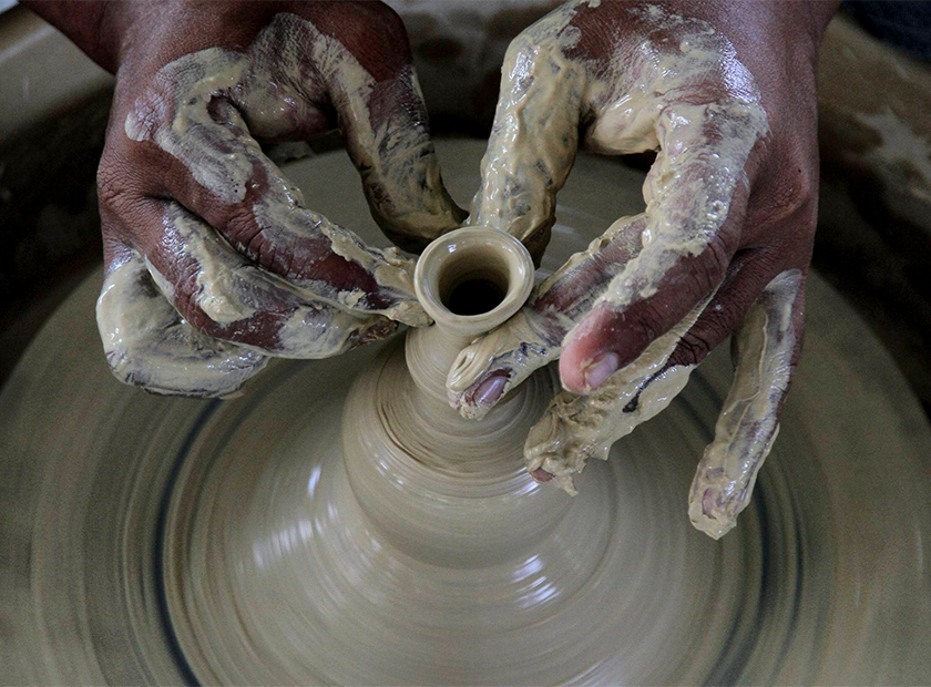 Mohd Pareb membuat labu sayong yang ditempah pelanggannya di Kampung Kepala Bendang, Kuala Kangsar. - Foto BERNAMA