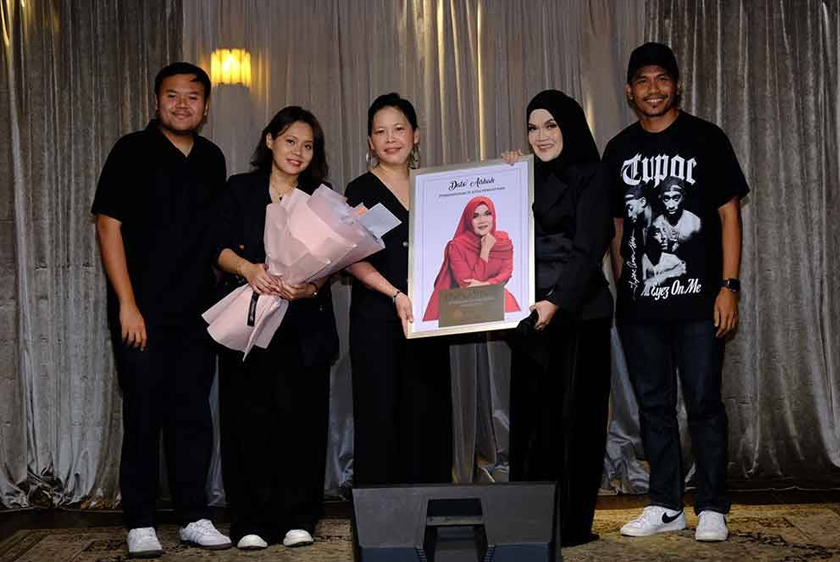 Aishah semasa pelancaran lagu Di Pinggir Kayangan baru-baru ini. - Foto Sinar Harian