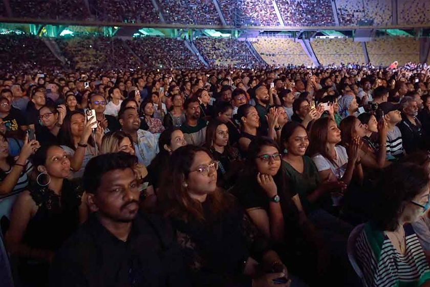 Penonton terhibur dengan persembahan penyanyi dan komposer dari India, Ar Rahman sempena Konsert AR Rahman Live in Kuala Lumpur 2024 di Stadium Nasional Bukit Jalil Kuala Lumpur. - Foto Bernama