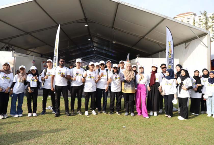 Sebahagian peserta program MOMEN yang terdiri daripada pempengaruh dan selebriti tempatan.]