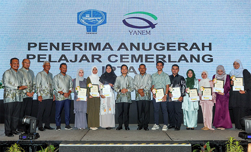 Arthur (tengah) bersama penerima anugerah pelajar nelayan cemerlang IPTA pada Perasmian Mesyuarat Agung Tahunan NEKMAT kali ke-39 semalam. Turut hadir, Abdul Hamid (tujuh, kanan) dan Azrin Shah (kiri). -- fotoBERNAMA