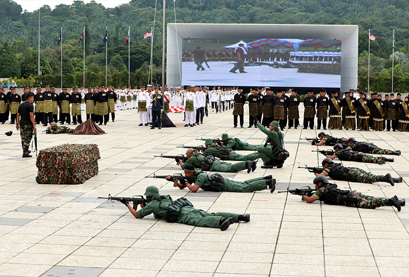 Antara sebahagian persembahan pantomim 'Op Subuh' pada Sesi Raptai Istiadat Perbarisan sempena Sambutan Hari Pahlawan Tahun 2024 di Dataran Pahlawan Negara, Putrajaya, baru-baru ini. --fotoBERNAMA