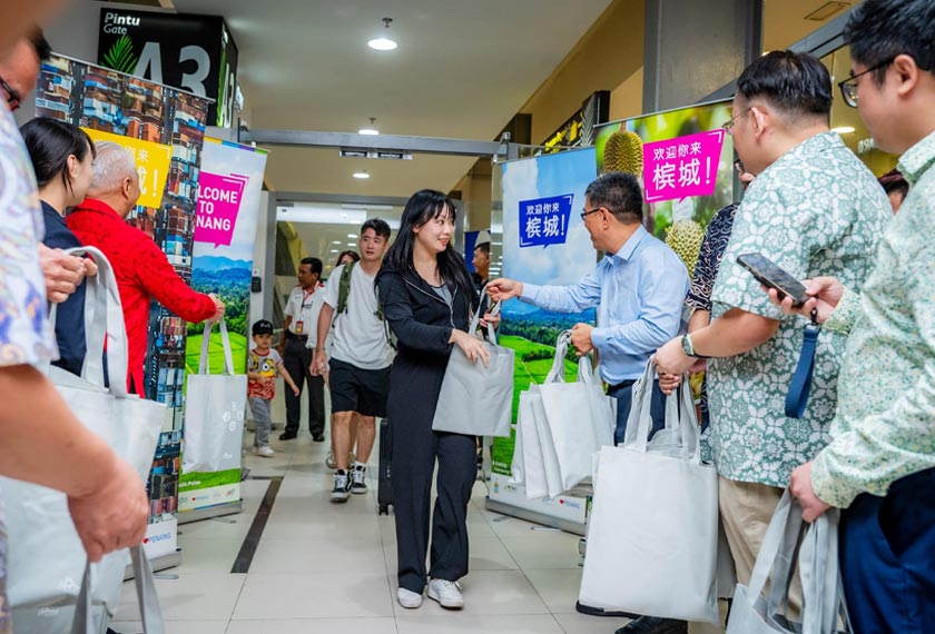 Penerbangan terus dari Shanghai ke Pulau Pinang akan menarik lebih ramai pelancong untuk menerokai negeri ini dan seterusnya membangunkan lagi industri pelancongan tempatan. - Foto FB Wong Hon Wai