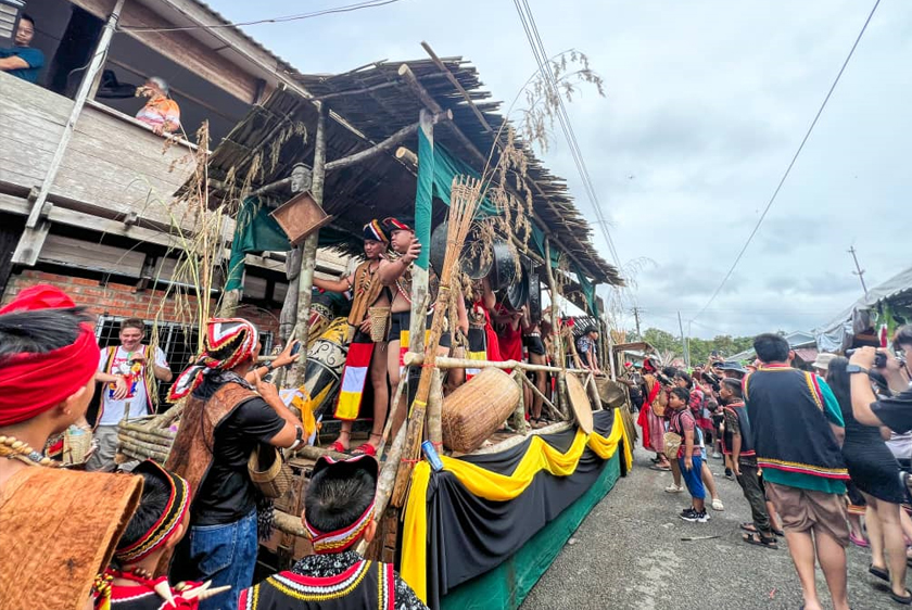 Ta-ee terkenal kerana setiap kali 1 Jun akan berlangsung tradisi perarakan yang dikenali sebagai Birarak Kanyang Paring Sawa Gawai Ta-ee. - Foto Astro AWANI