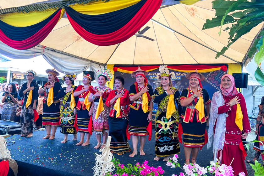 Perarakan ini menyaksikan lebih 1,000 peserta mempamerkan pakaian tradisi dan pakaian pahlawan masyarakat Bi- Bukar Bidayuh. - Foto Astro AWANI