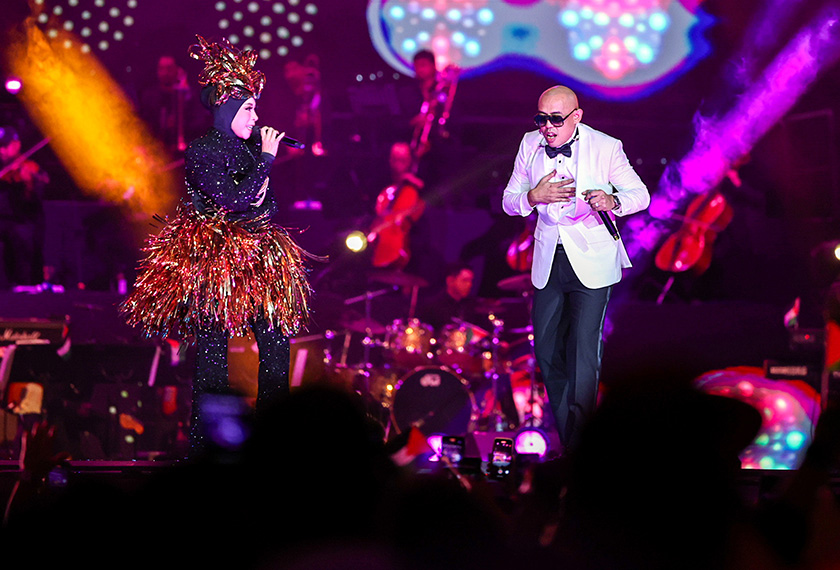 Suasana di dalam dewan itu semakin rancak selepas Joe Flizzow tampil berduet, mendendangkan lagu Jika. - Foto Bernama