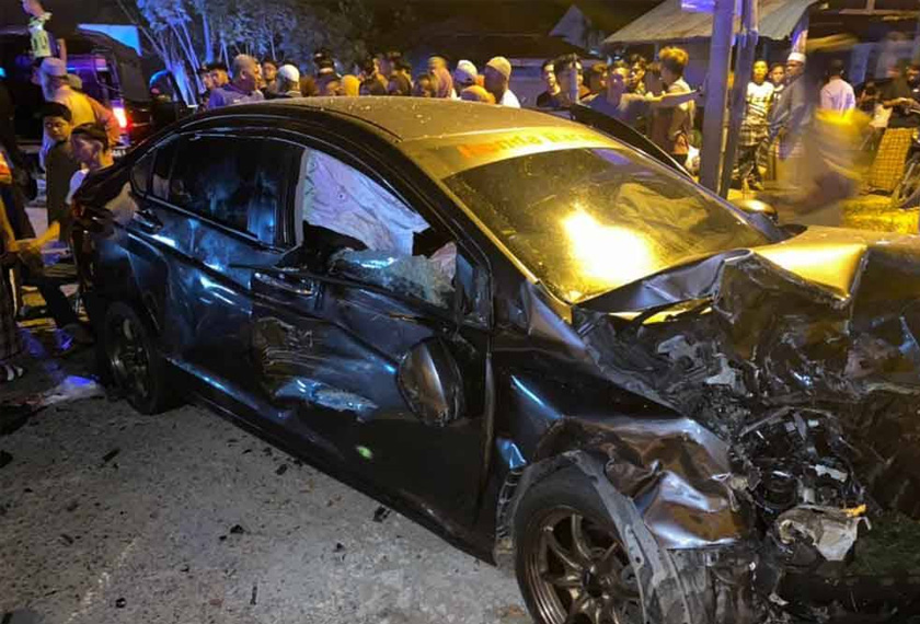 Keadaan Honda City yang remuk selepas terlibat dalam kemalangan di Jalan Tanah Merah-Pasir Mas di Kampung Belimbing pada Sabtu.