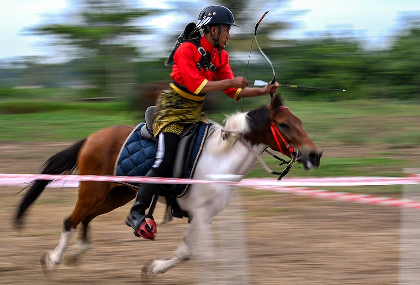 Muhammad Habibullah Hussain bersama kudanya 'Atiq' beraksi dalam acara memanah berkuda yang diadakan pada Festival Sukan Sunnah Antarabangsa di Pulau Sri Tujuh hari ini. - Foto Bernama