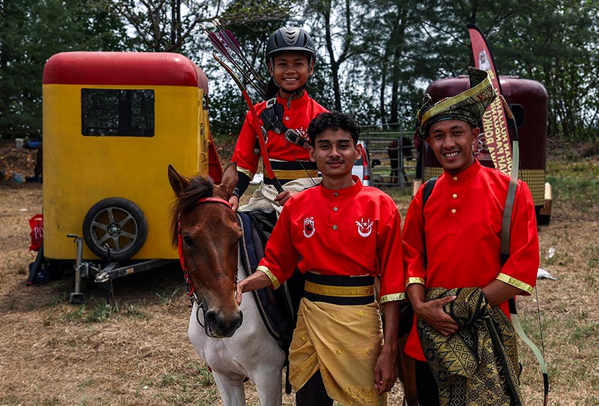 Presiden Kelab Memanah Tradisional Raudhatul Jannah Muhammad Habibullah Hussain (kanan) bersama Muhamad Adam Azim Romzi (tengah) dan Muhammad Adam Aqeem Romzi bergambar bersama dengan kudanya, 'Atiq' - Foto Bernama