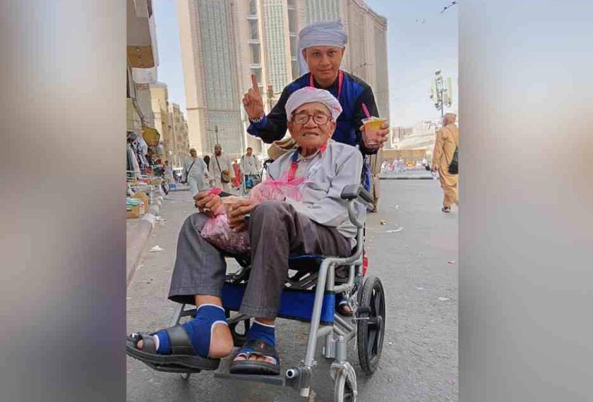 Zakaria ceria bersama cucunya, Mohd Syafiq ketika ulang alik ke masjid. - Foto Sinar Harian
