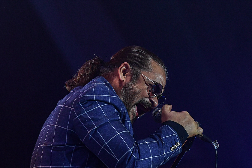 Penyanyi Datuk Awie semasa melakukan persembahan pada Konsert Makan Malam Amal “The Legends“ di Dewan Perdana Felda malam tadi. - Foto Bernama