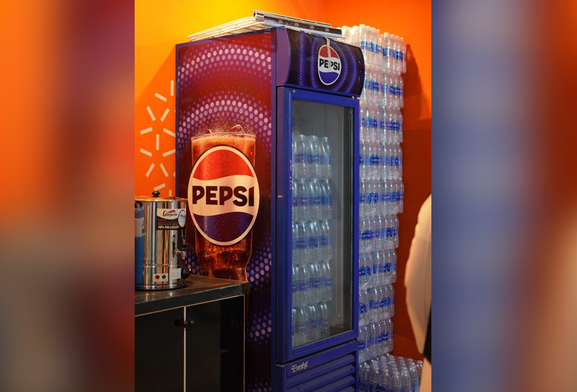 Ruang ala kafe buffet minum panas dan sejuk tersedia di kawasan khemah jemaah di Mina.