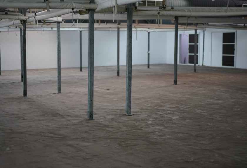 Suasana khemah di MIna yang lebih luas dengan karpet selesa dan tebal.