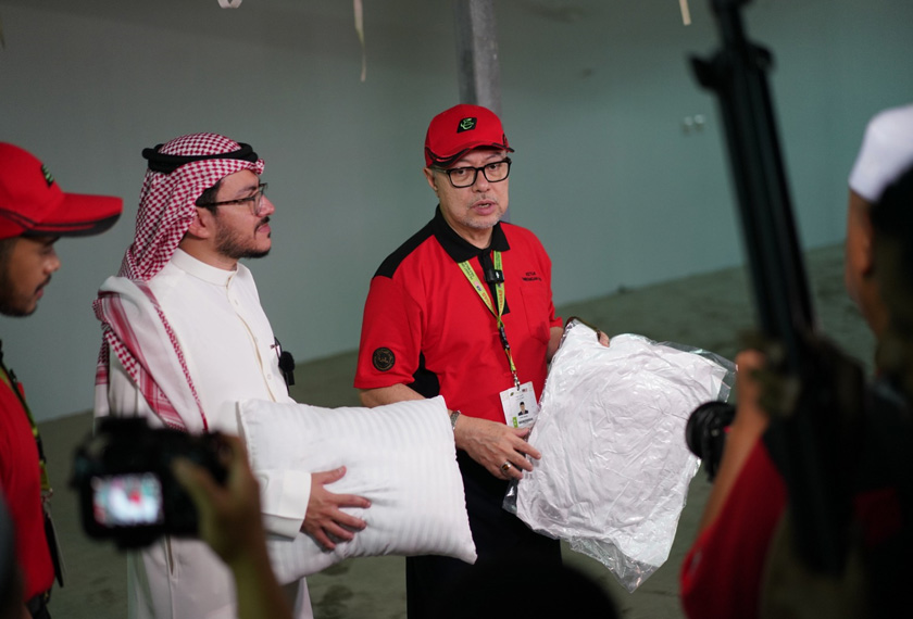Pek vakum yang mengandungi bantal, cadar dan selimut nipis diberikan kepada semua jemaah di khemah di Arafah.