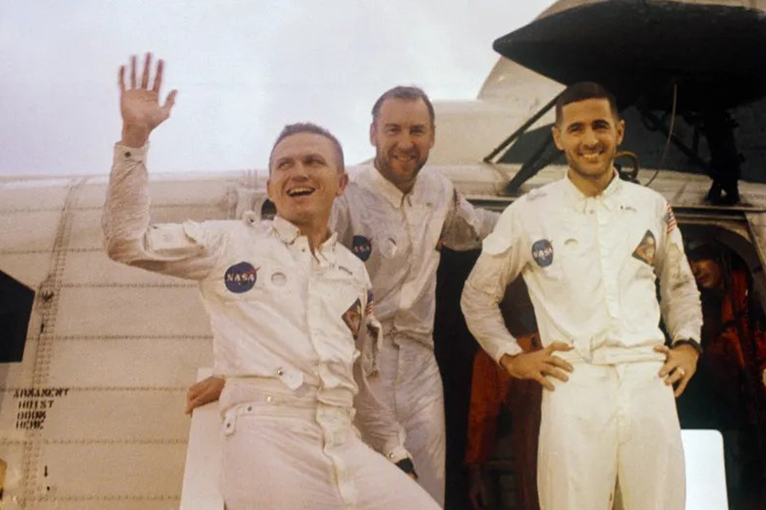 Frank Borman, James Lovell, and William Anders menyertai misi Apollo 8 pada tahun 1968. - Foto X/Mario Nawfal