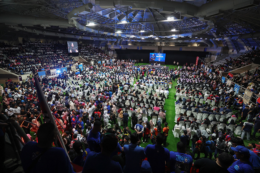 Orang ramai menyaksikan wawancara Podcast ‘Meh Dengo Jap’ bersama Pemangku Sultan Johor, Tunku Mahkota Ismail sempena Program Orang Muda Johor (OMJ) di Kompleks Sukan Educity, pada Ahad. - Gambar BERNAMA