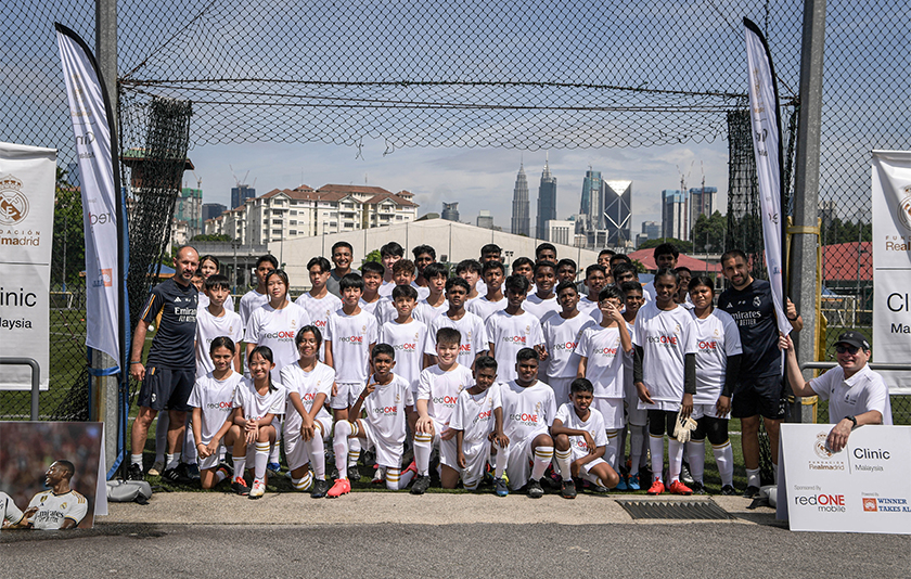 Ketua Pegawai Eksekutif redONE, Farid Yunus (kanan, duduk) bergambar bersama peserta ketika Klinik Yayasan Real Madrid di Sekolah Antarabangsa Kuala Lumpur (ISKL) hari ini. - Foto Bernama