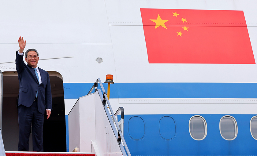 Perdana Menteri China Li Qiang melambaikan tangan sebelum berlepas pulang dari Kompleks Bunga Raya Lapangan Terbang Antarabangsa Kuala Lumpur (KLIA) hari ini selepas menamatkan lawatan rasmi selama tiga hari ke Malaysia. - Foto Bernama