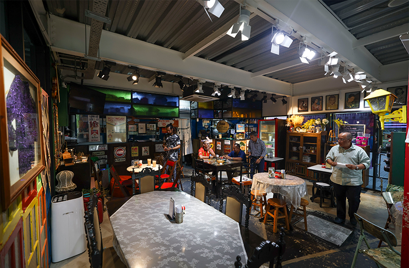 Suasana klasik di Cafe Kedai Kopi Jalan Ampas yang dihiasi dengan barangan lama dan antik serta potret pelakon era 1950-an hingga 1960-an. - Foto BERNAMA