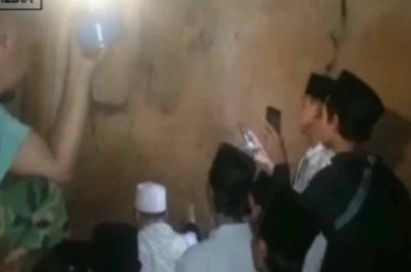 Keadaan ketika orang ramai yang berpusu-pusu menbanjiri gua Safarwadi. - Foto Sinar Harian/Agensi