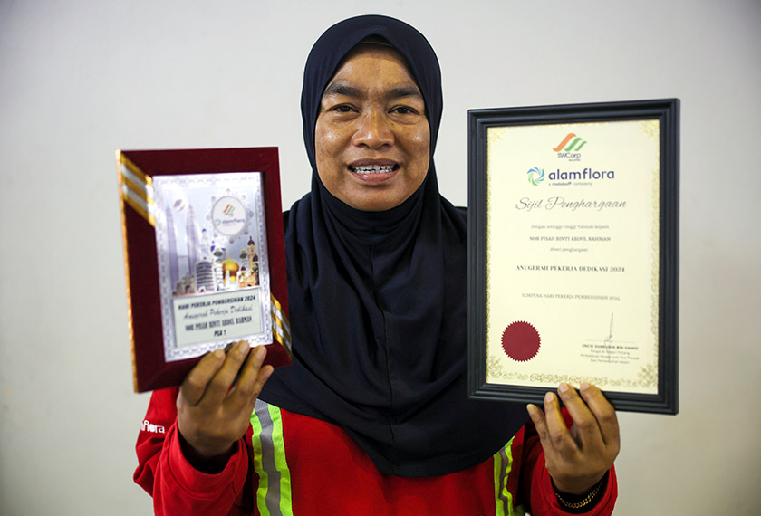 Pekerja pembersihan Alam Flora Sdn Bhd, Nor Pisah Abdul Rahman, bergambar selepas menerima Anugerah Pekerja Dedikasi 2024. - Foto Bernama