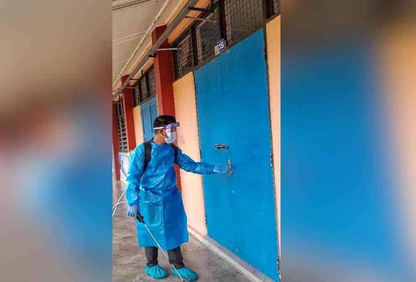 Kakitangan kesihatan membuat kerja pembersihan di semua kelas di sebuah SJKC di Bahau pada Jumaat.