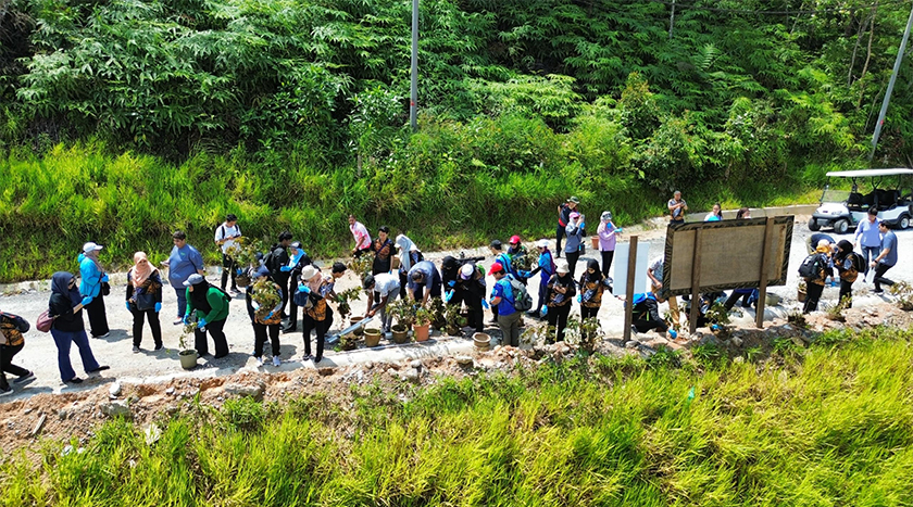 Para peserta kelihatan bersemangat ketika mengambil bahagian dalam penanaman anak pokok di Awana Bio Park, Genting Highlands. - Foto CDC