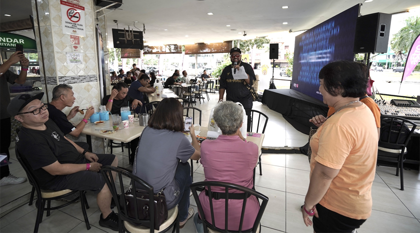 Pengacara, Ray Dapdap beramah mesra dengan pengunjung di acara Astro BizOne Watch Party di Restoran Nasi Kandar Mesra Maju, Klang.