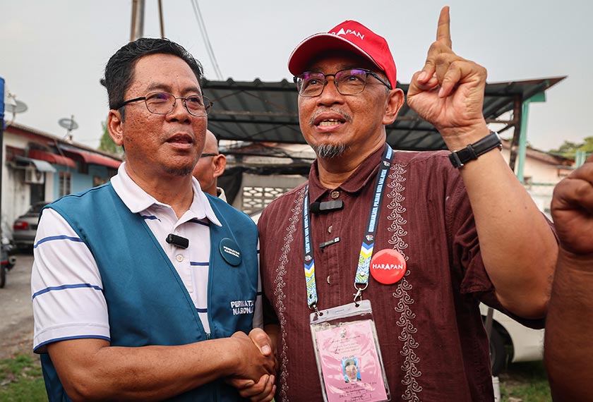 Dr Joohari (kanan) bersama Abidin ketika hadir bertemu peniaga di Pasar Malam Taman Puteri Gunung sempena kempen PRK N.20 Sungai Bakap, di Nibong Tebal, 25 Jun lalu. --fotoBERNAMA