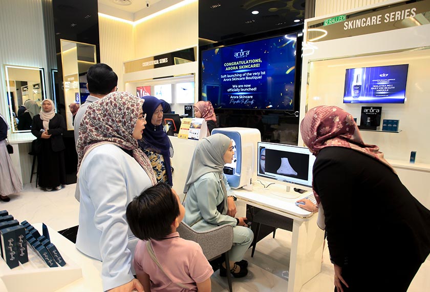 Butik terbaharu itu bukan sahaja menawarkan produk terkini daripada Arora Skincare tapi juga menyediakan mesin Face Skin Analyzer buat pelanggan.