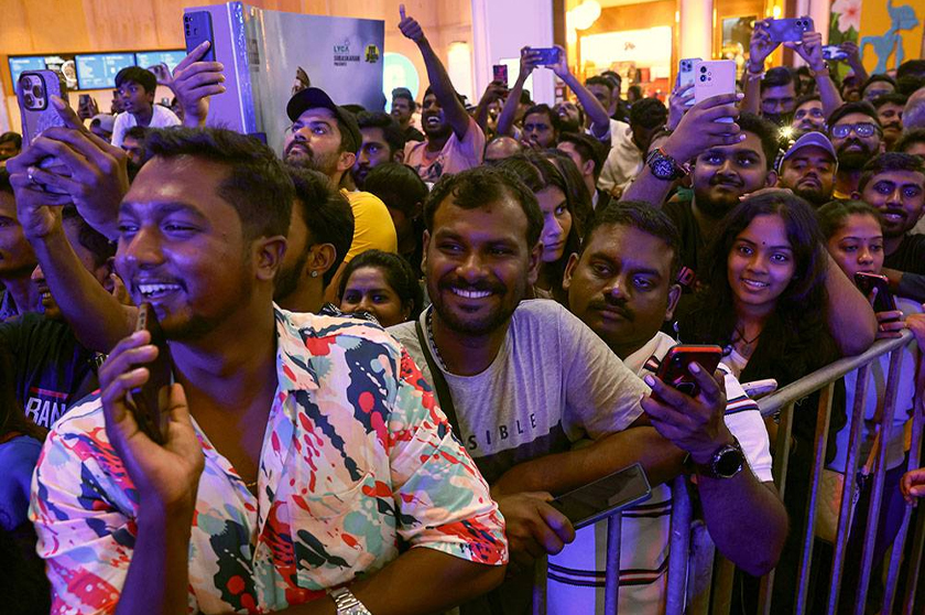 Peminat filem Tamil tidak melepaskan peluang bertemu dengan tiga pelakon yang membintangi filem Indian 2 iaitu Kamal Haasan, Siddharth dan SJ Suryah semasa promosi filem tersebut di sebuah pusat beli-belah pada Jumaat. - Foto Bernama