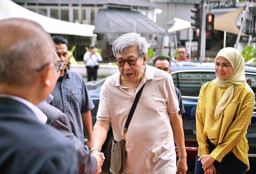 Sultan Selangor Sultan Sharafuddin Idris Shah bekenan untuk melihat proses tenunan Pua Kumbu semasa lawatan baginda bersama Tengku Permaisuri Norashikin di kompleks Tun Jugah, Jalan Tunku Abdul Rahman, hari ini. - Foto Bernama